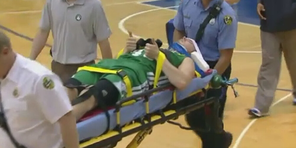 Bertāns NBA vasaras līgas spēlē atsit galvu un tiek nogādāts slimnīcā. VIDEO