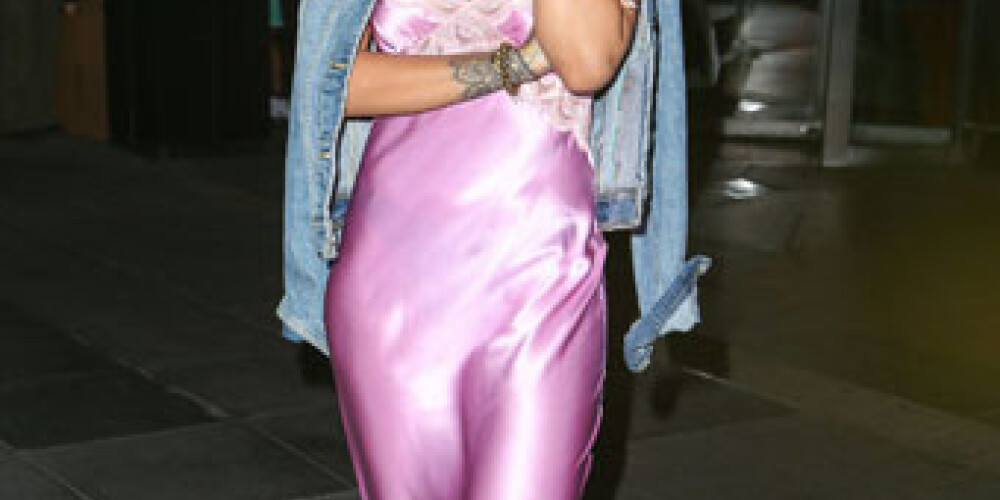 Stila ikona Rianna izgājusi ielās naktskreklā! FOTO