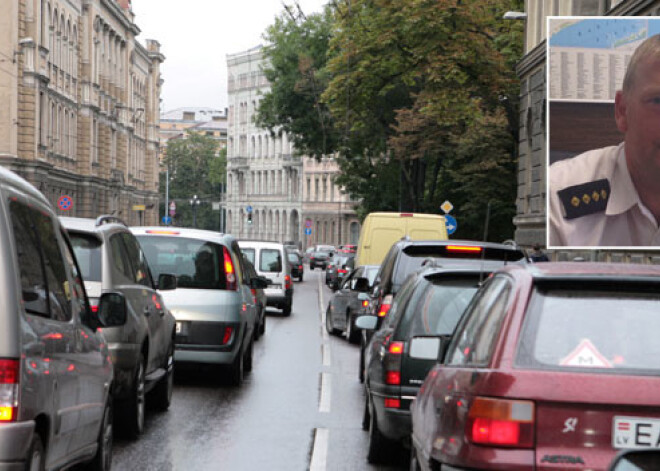 Cilvēkus aizkustina izpalīdzīga policista rīcība Rīgas centrā