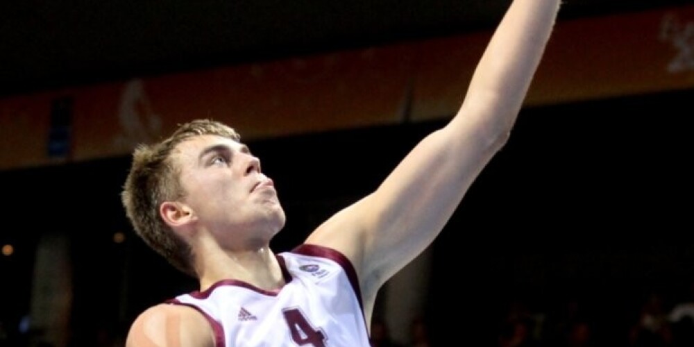 Latvijas basketbolisti pārbaudes spēles sāk ar graujošu uzvaru pār Igauniju