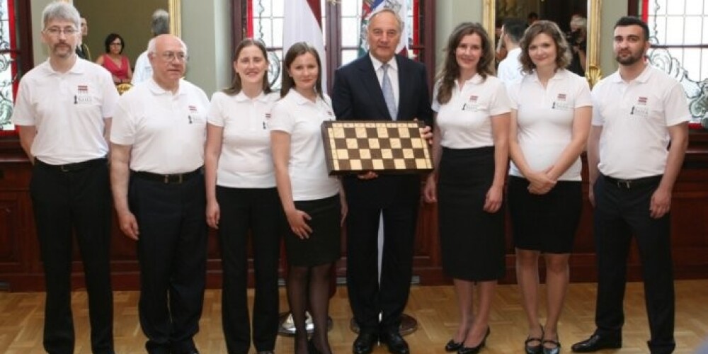 Valsts prezidents Andris Bērziņš Latvijas šaha izlasei pirms došanās uz pasaules Šaha olimpiādi novēlēja veiksmi.