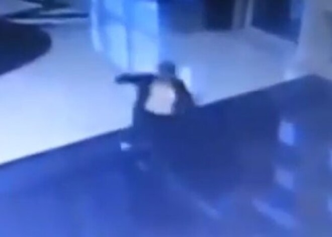 Бизнесвумен рухнула в бассейн, набирая SMS на ходу. ВИДЕО