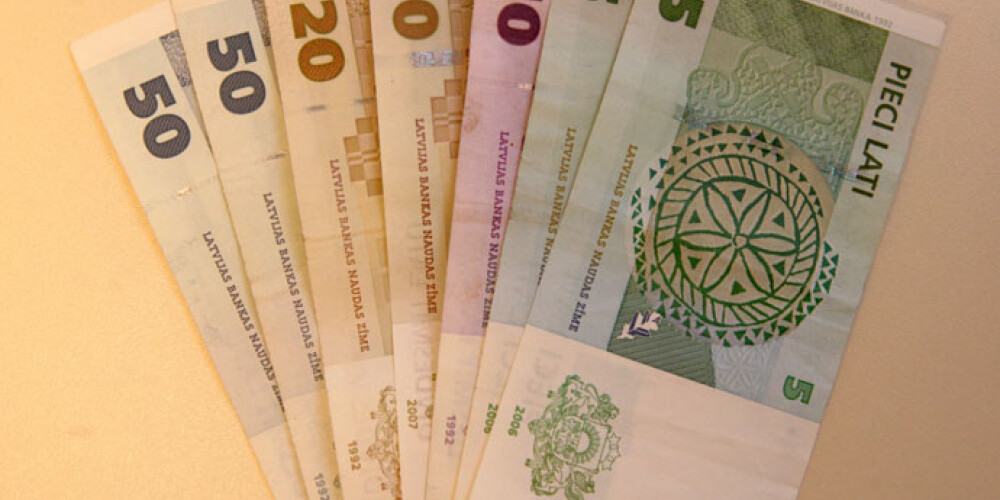 Latvijas Bankā vēršas ar smalkās strēmelēs sagrieztiem 1000 latiem