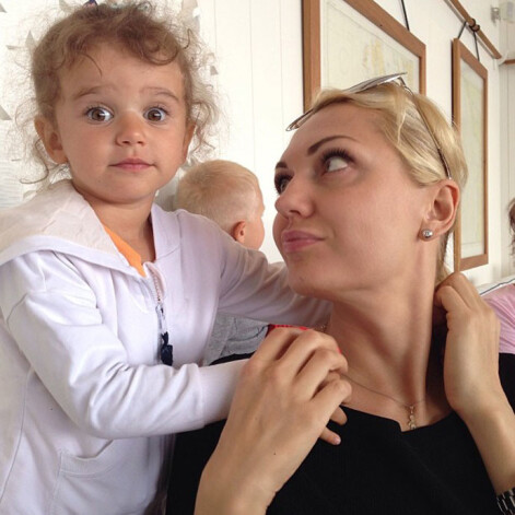 Юная Антонина со своей крестной — сестрой Славы