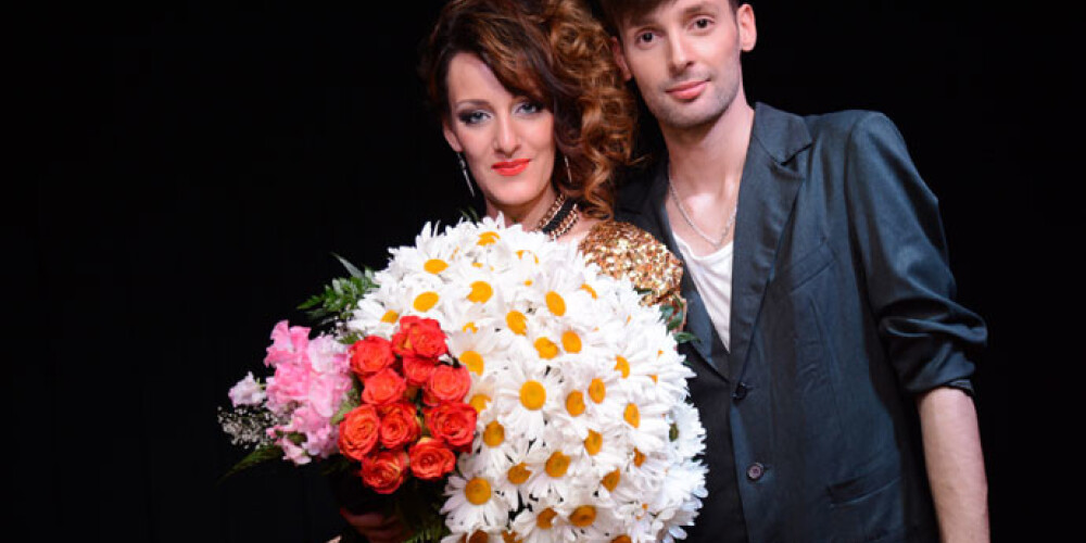 Duets Alekss Silvērs un Liera Štein savas otrās dziesmas un tās videoklipa prezentācijā.