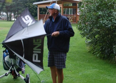Līst lietus? Īstam golferim tas ir nieks. Arī bijušajam premjeram Vilim Krištopanam.