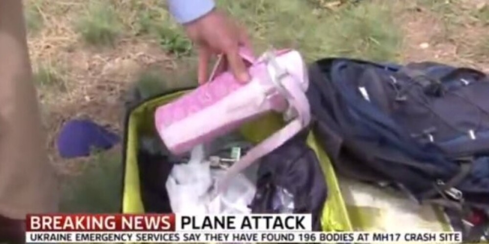 Журналист Sky News покопался в багаже пассажирки разбившегося «Боинга». ВИДЕО