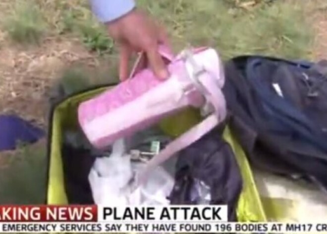 Журналист Sky News покопался в багаже пассажирки разбившегося «Боинга». ВИДЕО