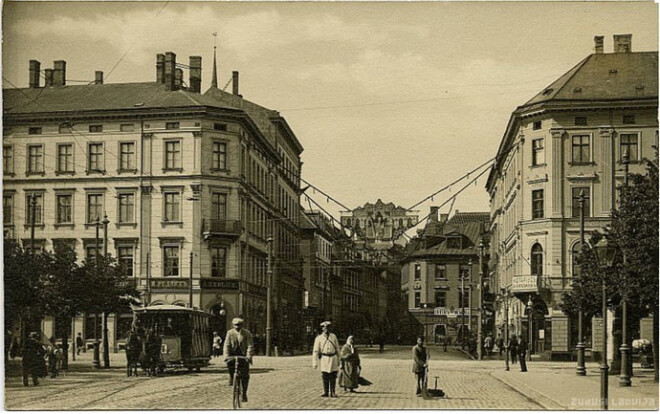 Nedēļas laikā Vecrīgas Kaļķu ielas ritms un gaisotne izmainījās. Uz turieni cilvēki vairs nedevās promenādē, bet gan gulēt uz trotuāriem, lai no rīta pirmie būtu pie banku un krājkasu durvīm un paspētu izņemt kara apdraudētos noguldījumus.