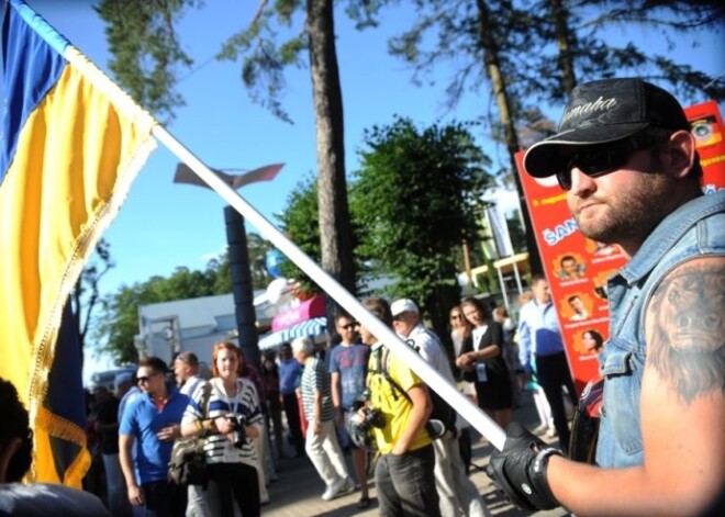 Pussimts motobraucēju Jūrmalā protestē pret "Jauno vilni". FOTO