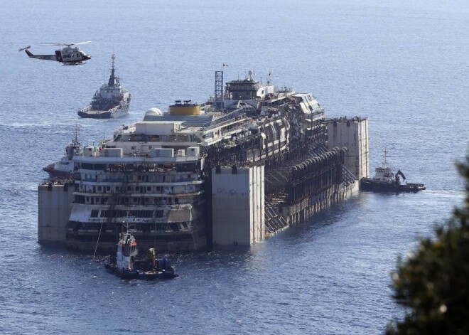 Itālijas avarējušā kruīzu kuģis "Costa Concordia" trešdien sāka savu pēdējo jūras ceļojumu, jo velkoņi sāka reiz luksusa braucienus piedāvājušā kuģa nogādāšanu no avārijas vietas pie Džiljo salas krastiem, kur tas pavadījis divarpus gadus, uz Dženovas ostu Itālijas ziemeļrietumos, kur tas tiks sagriezts metāllūžņos.Strādnieki, kuri gandrīz gadu darbojās ap vraku, vietējos bāros ļāvās svinībām.