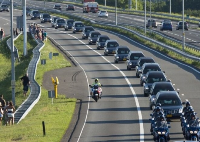 Tautas asaras katafalku rindai: Nīderlande sagaida mājās notriektās lidmašīnas upurus. FOTO