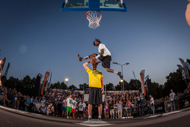 Džastins Dārlingtons lēcienā pāri 215 cm garajam VEF Rīga basketbolistam Anžejam Pasečņikam.