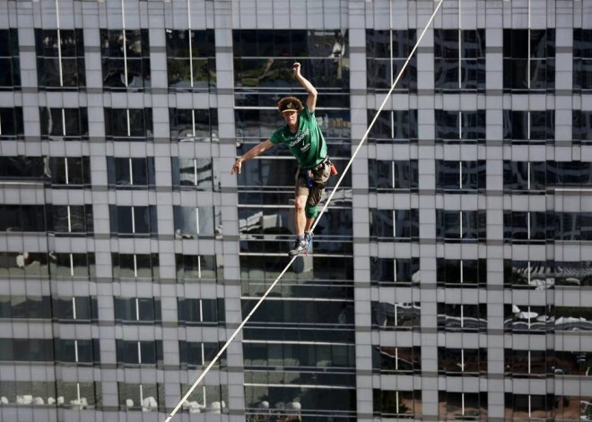 Endijs Lūiss no ASV, kurš plašāk zināms kā „Mr.Slackline” kārtējo reizi veicis savu īpašo pārgājienu. Tas notika milzu augstumā starp diviem Bangkokas debesskrāpjiem un pa visai šauru virvi.