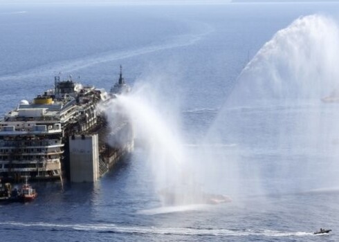 Nogrimušais milzenis "Costa Concordia" dodas savā pēdējā ceļojumā. Uz metāllūžņiem. FOTO
