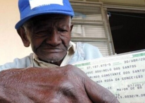 Жозе Агинело душ Сантуш сохранил способность ходить без помощи палочки, ясный ум и хорошее чувство юмора