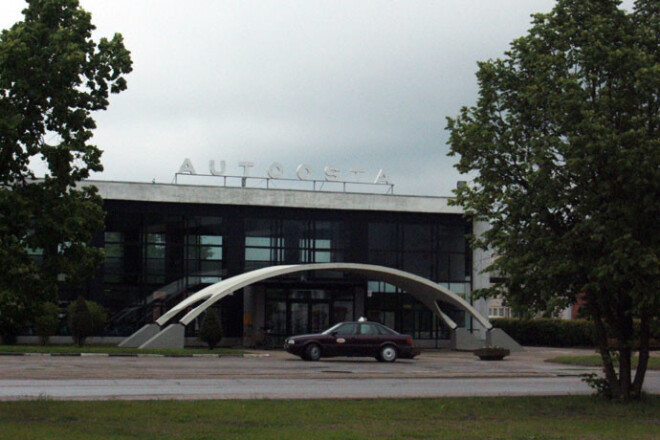 Kāds sirmgalvis Brunavas pagastā apvārdojis rūdītu recidīvistu. Viņš pierunājis zagli nezagt un Bauskas autoostā viņu iesēdinājis Rīgas autobusā, no kura recidīvistu „nocēla” sirmā kunga izsauktie policisti.