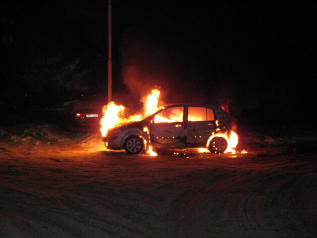 Pagājušās nedēļas nogalē policisti Pārdaugavā aizturēja piromānu, kurš vienas nakts laikā bija paspējis aizdedzināt vismaz astoņas automašīnas, vairākas atkritumu urnas, kā arī pāris šķūnīšu.