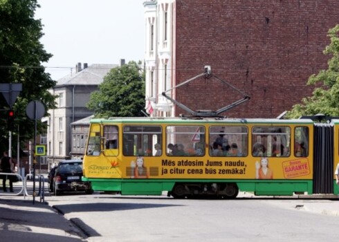 Liepājā pret bezbiļetniekiem vēršas sevišķi skrupulozi - brauciens bez biļetes var rezultēties parāda piedziņā caur tiesu. Attēlā: Liepājas tramvajs Rožu ielā.