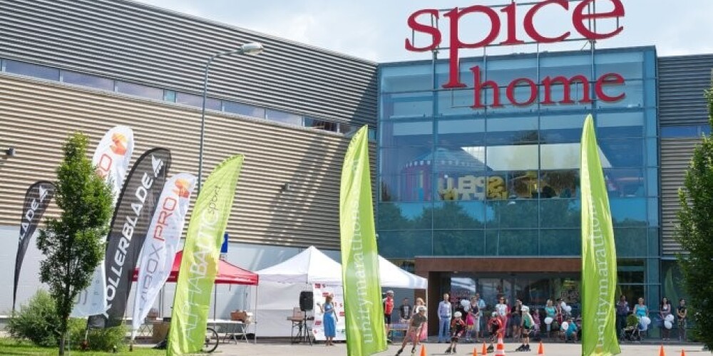 24 июля у торгового центра Spice Home открылась ежегодная бесплатная школа езды на роликовых коньках