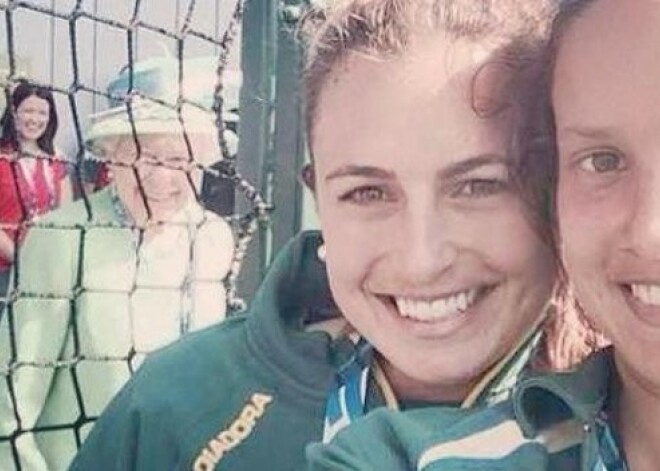 Елизавета II попала на селфи спортсменок из Австралии