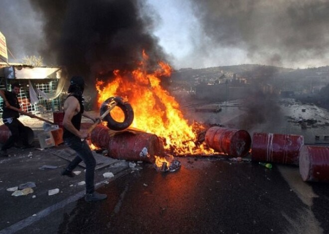 Palestīnieši uzsākuši agresīvus protestus Jeruzalemē un Rietumkrastā. FOTO