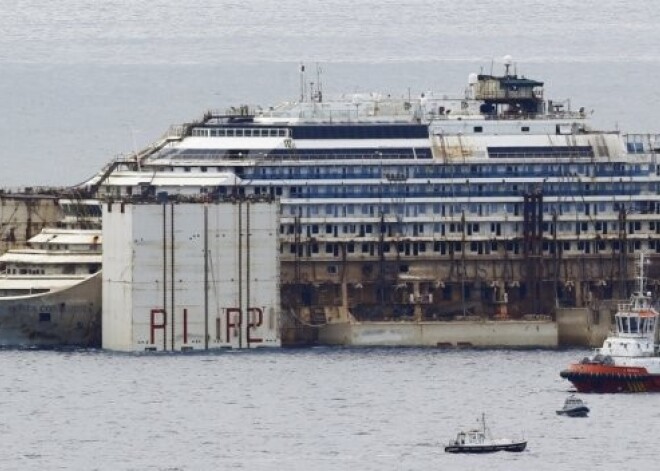 290 metru garais prāmja "Costa Concordia" vraks nogādāts ostā sagriešanai. FOTO