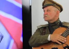 Kādreizējais Rīgas „vienīgais monarhists” Mihails Ustinovs šajās dienās izgaismojies dziedot Donbasa teroristu televīzijā „Novorossija”.