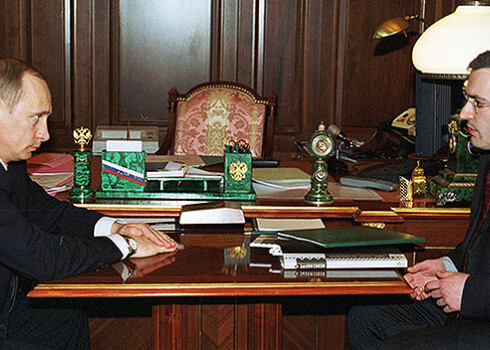 Vladimirs Putins un "Jukos" vadītājs Mihails Hodorkovskis pie sarunu galda 2002. gada 14.martā.