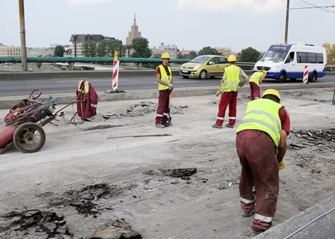 На Островном мосту работает только 4 человека и все? ФОТО