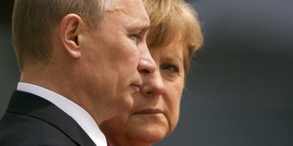 Putins un Merkele slepus esot savstarpēji jau "sadalījuši" Ukrainu