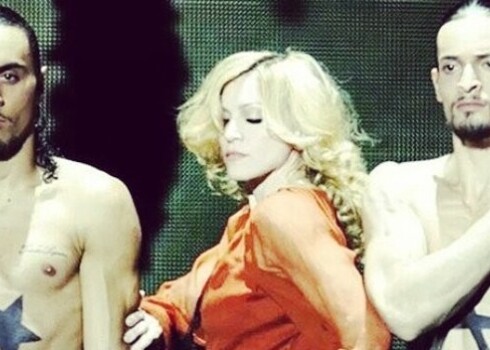 Мадонну раскритиковали за фото со звездой Давида и полумесяцем