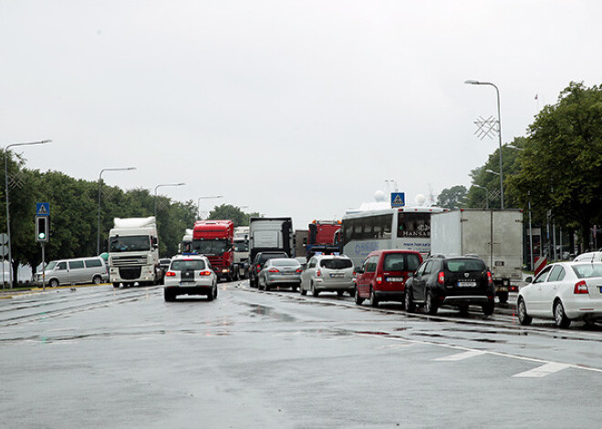 Smagā automašīna Rīgā notriec gājēju, kurš slimnīcā mirst