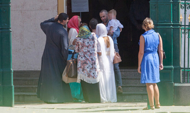 Stundu uzturoties baznīcā, Friske ar draugiem, mammu, dzīvesbiedru un jau nokristīto bērniņu iznāca ārā. Kopā ar viņiem bija arī svētais tēvs, kurš uz atvadām vēl pārmija vairākus vārdus.