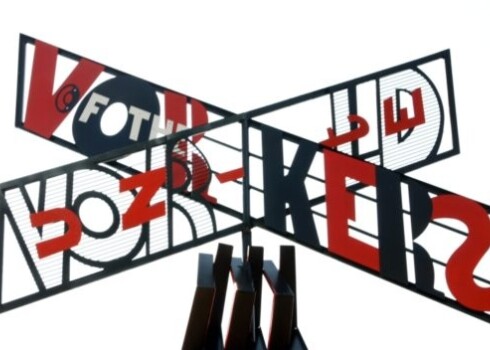 Gustava Kluča 1922.gada darba kopija "Visu zemju proletārieši, savienojieties!" mākslas instalācijas "Pieminekļu kari" atklāšanas pasākumā Brīvības un Elizabetes ielas krustcelēs.