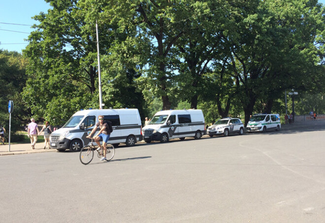 Policistu vairāk nekā mītiņa dalībnieki.