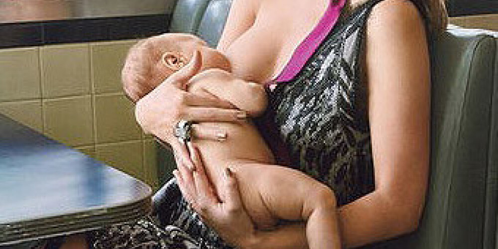 Aktrise baro bērnu ar krūti smalkas fotosesijas laikā. FOTO