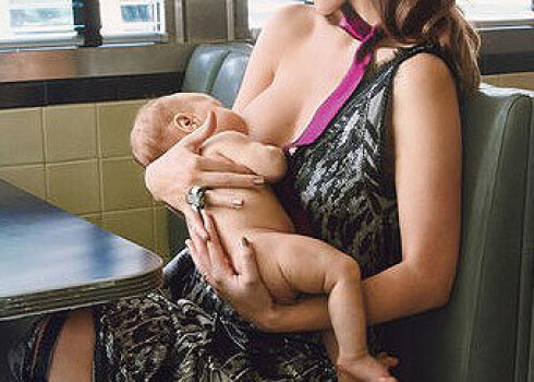 Aktrise baro bērnu ar krūti smalkas fotosesijas laikā. FOTO