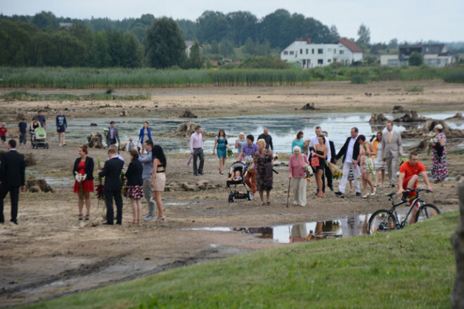 Rīgas HES profilakses nolūkos nolaidusi ūdens līmeni Daugavā, tāpēc kāzu viesi Svētā Meinarda salā Ikšķilē varēja nokļūt sausām kājām.