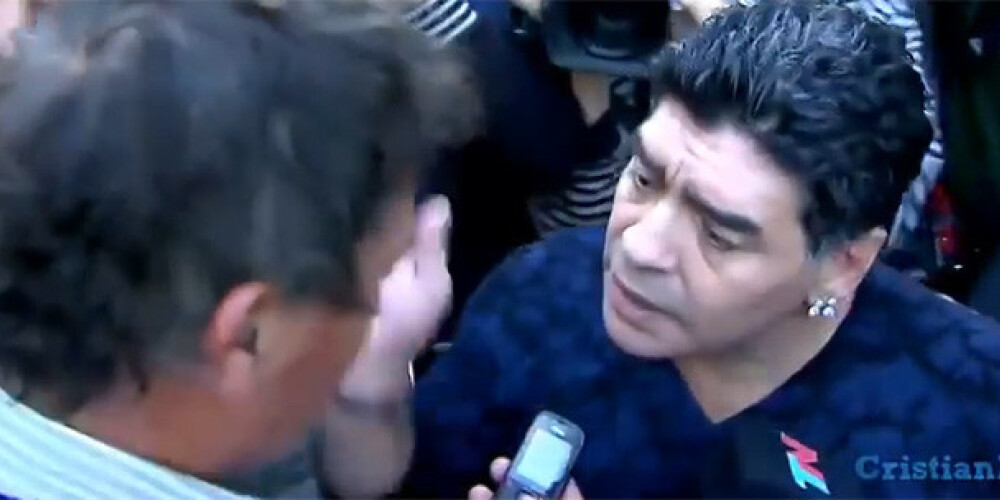 Aizsvilies Maradona iepļaukā reportieri. VIDEO
