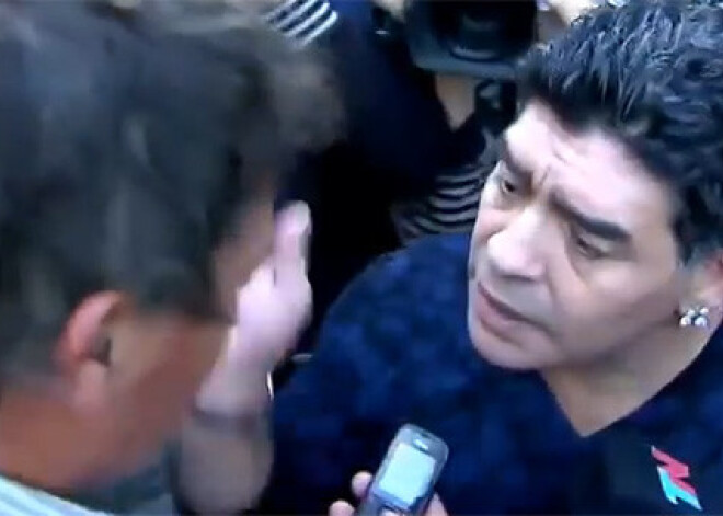 Aizsvilies Maradona iepļaukā reportieri. VIDEO