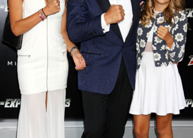 Kinoveterāns Lundgrēns seko Stallones piemēram un atrāda savas skaistās meitas. FOTO