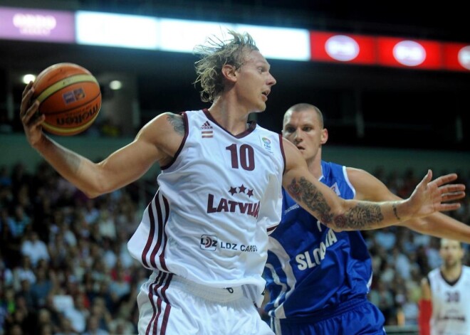 Latvijas vīriešu basketbola izlase 2015.gada Eiropas čempionāta kvalifikācijas turnīra otrajā mačā trešdien ar rezultātu 86:66 (23:14, 26:12, 16:14, 21:26) savā laukumā sagrāva Slovākijas valstsvienību.