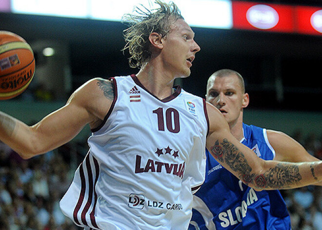 Latvijas basketbola izlase jau pirmajā puslaikā nokārto uzvaru pār Slovākiju. FOTO