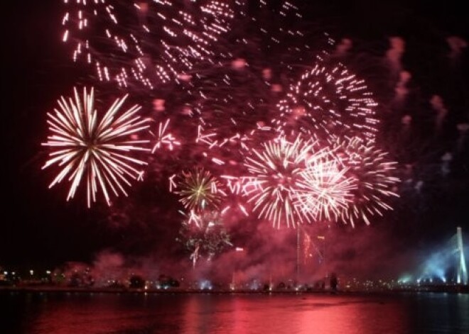 Праздник Риги: в субботу - мероприятие «Свет мостов Риги» и салют