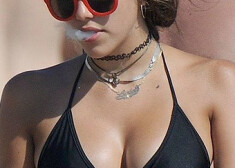 Madonnas 17 gadus vecā meita Lurdesa smēķē pludmalē. FOTO