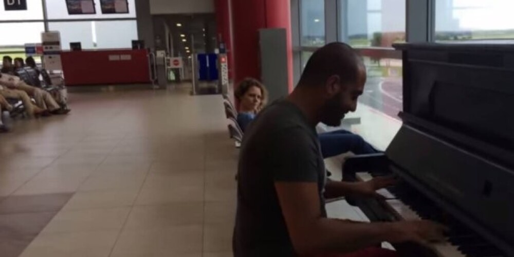 Игра пианиста в пражском аэропорту взорвала интернет. ВИДЕО