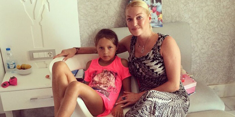Анастасия Волочкова и ее 8-летняя дочь дают концерты в отелях Турции