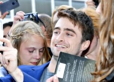 Дэниел Редклифф фотографируется со своими поклонниками