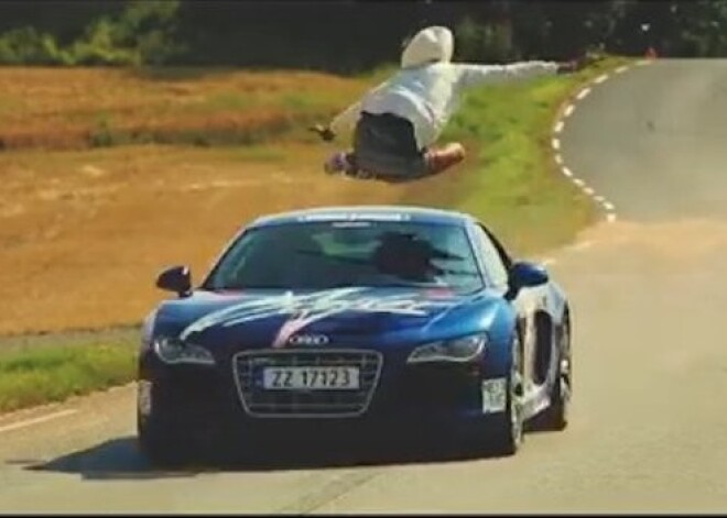 Debilisma kalngals! Lēciens pāri Audi R8 pie ātruma 150 km/h. VIDEO